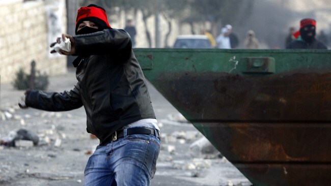 Palestinsk gutt kaster stein (Foto: AHMAD GHARABLI/AFP) Palestinsk gutt kaster stein (Foto: AHMAD GHARABLI/AFP)