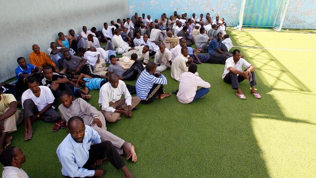 Afrikanske fanger i Tripoli (Foto: Francois Mori/Ap) Afrikanske fanger i Tripoli (Foto: Francois Mori/Ap)