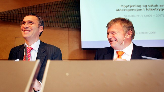 Jens Stoltenberg og Bjarne Håkon Hanssen presenterte pensjonsreforma. (Foto: Larsen, Håkon Mosvold/SCANPIX) Jens Stoltenberg og Bjarne Håkon Hanssen presenterte pensjonsreforma. (Foto: Larsen, Håkon Mosvold/SCANPIX)