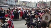 Sekkepipeorkester - Sekkepipeorkesteret Bergen pride band marsjerer over Bryggen.