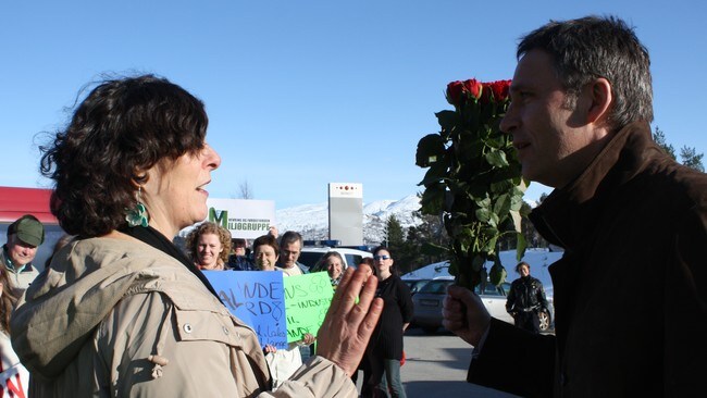 Vevring-aksjonistar møtte Jens Stoltenberg (Foto: Eline Buvarp Aardal/NRK) Vevring-aksjonistar møtte Jens Stoltenberg (Foto: Eline Buvarp Aardal/NRK)