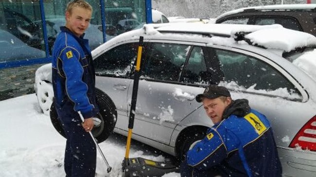 Fra høyre: Marius Fossheim og Kim Arne Sætre skifter til sommerdekk i snøvær (Foto: Jim Storbæk ) Fra høyre: Marius Fossheim og Kim Arne Sætre skifter til sommerdekk i snøvær (Foto: Jim Storbæk )