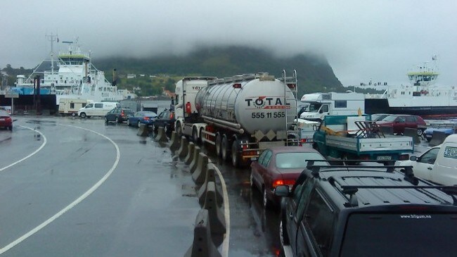 Kø på ferjekaia i Volda (Foto: Leserbilete) Kø på ferjekaia i Volda (Foto: Leserbilete)