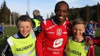 Branns Amin Askar var ein populær mann etter kampen. (Foto: Truls Kleiven) Branns Amin Askar var ein populær mann etter kampen. (Foto: Truls Kleiven)