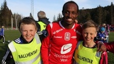 Branns Amin Askar var ein populær mann etter kampen. (Foto: Truls Kleiven) Branns Amin Askar var ein populær mann etter kampen. (Foto: Truls Kleiven)
