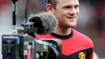 Wayne Rooney med kamera (Foto: Jon Super/Scanpix/AP)