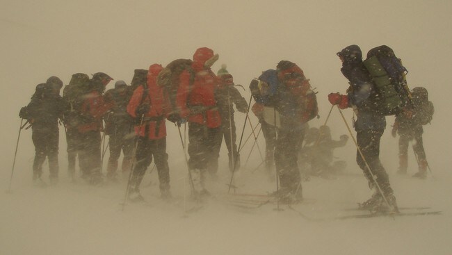 Skiløperer i uvær på fjellet (Foto: Mona Degrell)