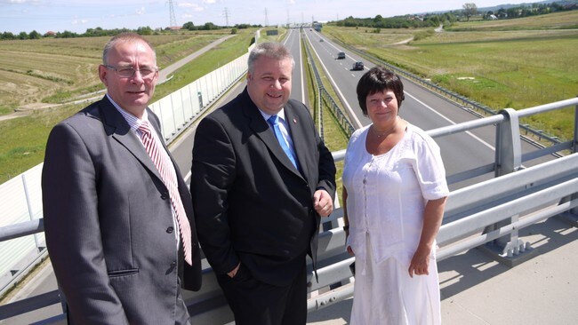Jan-Henrik Fredriksen, Bård Hoksrud og Ingebjørg Godskesen (Foto: Frp) Jan-Henrik Fredriksen, Bård Hoksrud og Ingebjørg Godskesen (Foto: Frp)