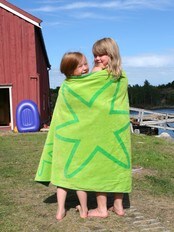 Mari Schmeding og Hanna Djikstra skal bade (Foto: Lise Sørensen/NRK) Mari Schmeding og Hanna Djikstra skal bade (Foto: Lise Sørensen/NRK)