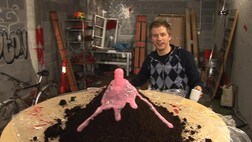 Per Olav Alvestad har lagd seg sin egen vulkan. (NRK)