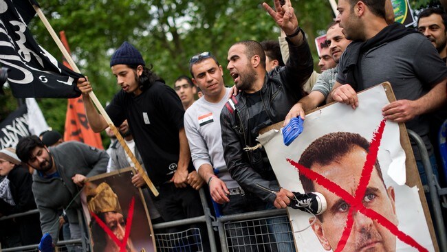 Folk i Syria demonstrerer mot president Bashar al-Assad (Foto: LEON NEAL/Afp) Folk i Syria demonstrerer mot president Bashar al-Assad (Foto: LEON NEAL/Afp)