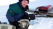 Fjellrev i Junkeren - Vegar Pedersen i SNO setter ut fjellrev (Foto: Statens Naturoppsyn) Fjellrev i Junkeren - Vegar Pedersen i SNO setter ut fjellrev (Foto: Statens Naturoppsyn)