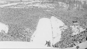 Trodde TV-overføring ville ødelegge for Holmenkollen - Året er 1963. Et folkehav har intatt Holmekollen. Skiforbundet ønsket ikke at rennet skulle sendes på TV fordi det kunne være skadelig for arrangementet. Reporter: Jan Petter Saltvedt. Redigering: Håvard Bergheim.