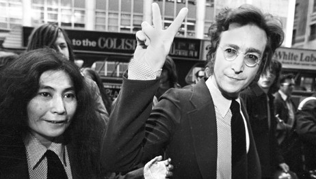 Yoko Ono og John Lennon i 1972 (AP) Yoko Ono og John Lennon i 1972 (AP)