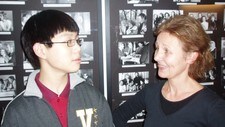 Pianist John Chen (14), deltager i Ung Grieg, med programleder Annelita Meinich (Foto: Anne Christine Bratt/NRK)