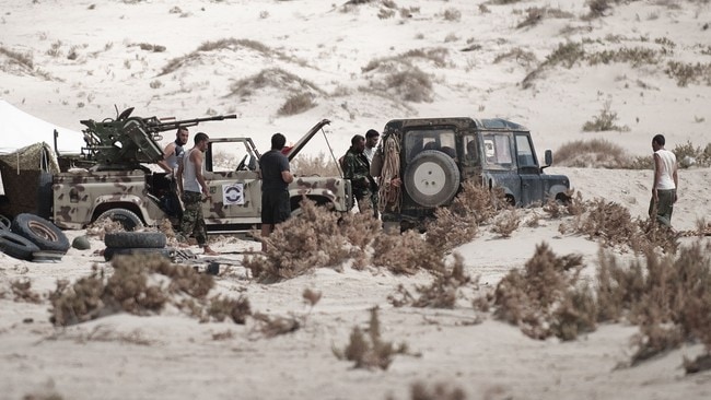 Libyske opprørssoldater med pansrede pickuper ved utkanten av byen Brega (Foto: GIANLUIGI GUERCIA/Afp) Libyske opprørssoldater med pansrede pickuper ved utkanten av byen Brega (Foto: GIANLUIGI GUERCIA/Afp)