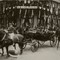 Kong Edward VII og hans svigersønn kong Haakon VII i åpen vogn på vei oppover Karl Johans gate under statsbesøk fra Storbritannia 28. april–2. mai 1908.
Foto: Anders Beer Wilse. Det kongelige hoffs fotoarkiv