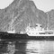MS Skogøy i sin glanstid på vei inn til Svolvær havn. Nå ligger den som vrak i Sverige.