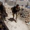 En soldat fra opprørsgruppen Free Syrian Army søker dekning under kampene i Aleppo