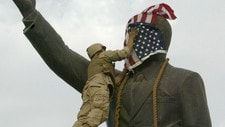 Statue av Saddam Hussein med amerikansk flagg (Foto: RAMZI HAIDAR/AFP)