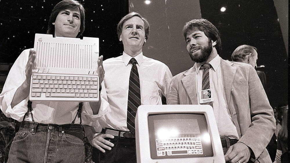 Steve Jobs og Steve Wozniak - Steve Wozniak og kompisen Steve Jobs startet Apple 1. april 1976. Wozniak var selve hjernen bak de første maskinene, men Steve Jobs var selgeren.Ap