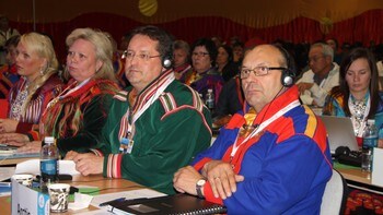 Laila Susanne vars, Vibeke Larsen, John Bernhard Henriksen og Egil Olli - John Bernhard Henriksen forteller til NRK at Altadokumentet n&aring; er et offisielt FN-dokument. (Bildet er fra Alta-konferansen, fra venstre: Laila Susanne Vars, Vibeke Larsen, John bernhard Henriksen, og Egil Olli.) - Foto: &Aring;se Pulk / NRK