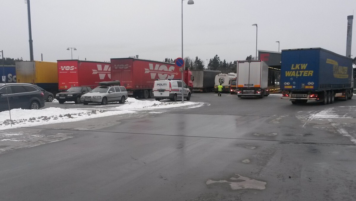 Vogntogkontroll på Svinesund - Statens vegvesen og utrykningspolitiet gjennomførte kontrollen på Svinesund tollsted i dag. - Foto: Statens vegvesen / 