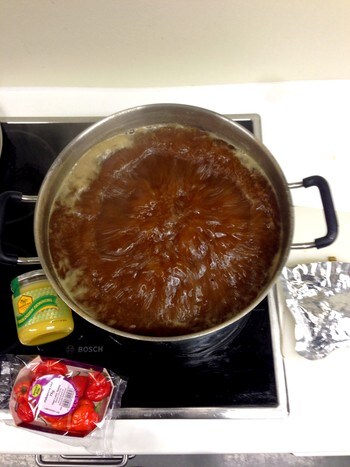 Ølkoking - Første steg mot et hjemmebrygget øl er å koke opp vann, maltekstrakt og humle. - Foto: Christian Strand / NRK