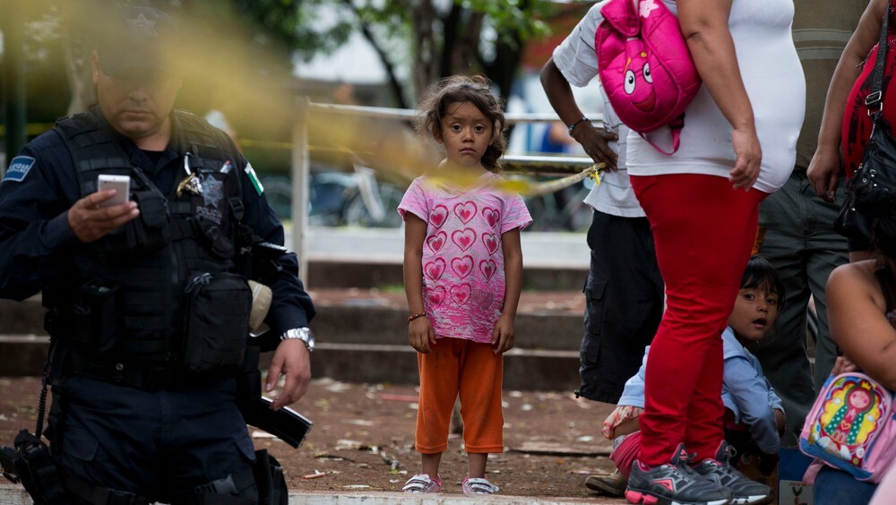 Barnehjemmet La Gran Familia i Mexico - Familiene til barna samlet seg utenfor barnehjemmet da aksjonen ble kjent. - Foto: Rebecca Blackwell / Ap