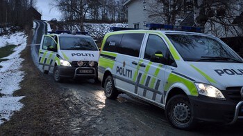  Police cars in n & # xE6; vicinity of the place where two men were found d & # XF8; they Levanger - FOUND D & # xD8; DE: Police Cars in n & # xE6; vicinity of the place where two men were found d & # XF8; they Levanger. - Photo: Vegard Woll / NRK 