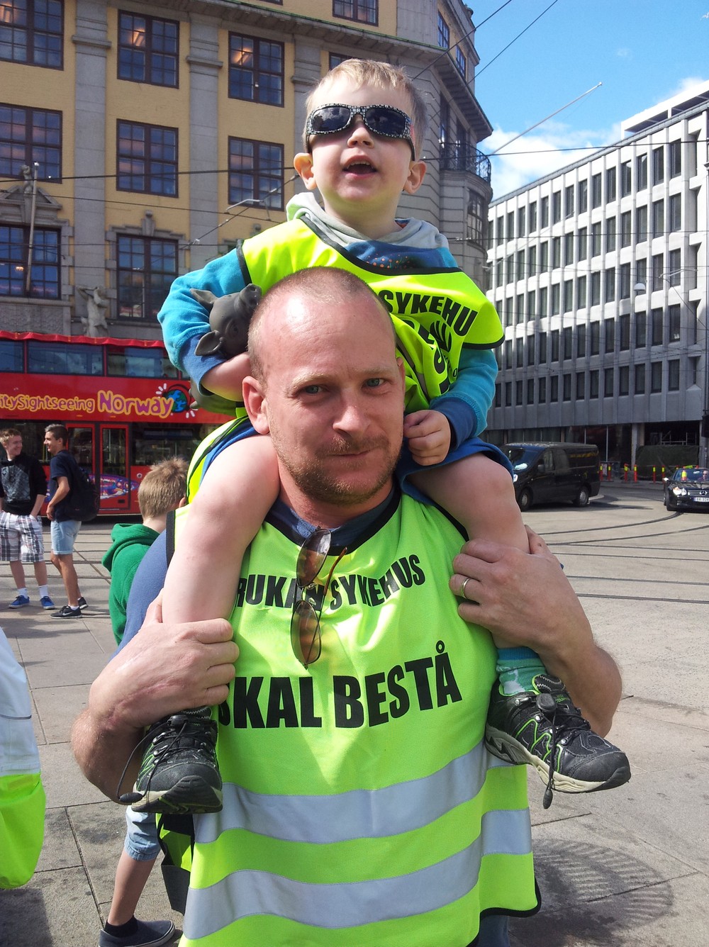 Sykehusdemonstrasjon i Oslo - Bjørn Sebrekke Solvang har med seg sønnen sin, tre år gamle Ådne. - Foto: Maria Alette Abdli / NRK