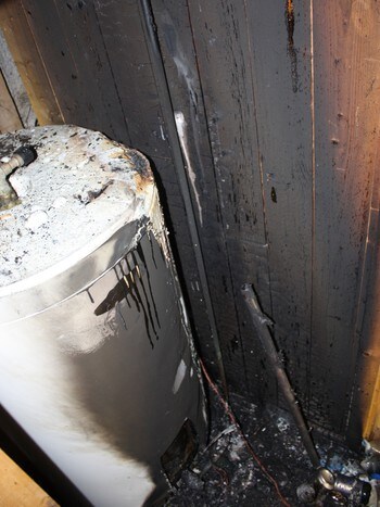 Brann i varmtvannsbereder i Vinje - Huset var fylt med røyklukt da eieren kom hjem i går. I dag har politiet vært på stedet og etterforsket brannen. - Foto: Politiet / 