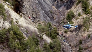 Et fransk helikopter flyr over åstedet der Germanwings-flyet styrtet