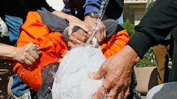Waterboarding blir demonstrert av amerikanske aktivister. 