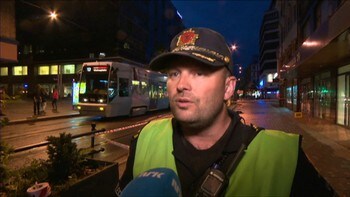 Police looking for a man in connection with a stabbing in Storgata in Oslo tonight. A police patrol kj & # xF8; rte man directly to the emergency p & # xE5; Oslo University. The condition is critical and unstable. All available police patrols s & # xF8; searching for a possible culprit, who witnesses described as m & # xF8; rkhudet and between 30 and 35 & # xE5; r. 