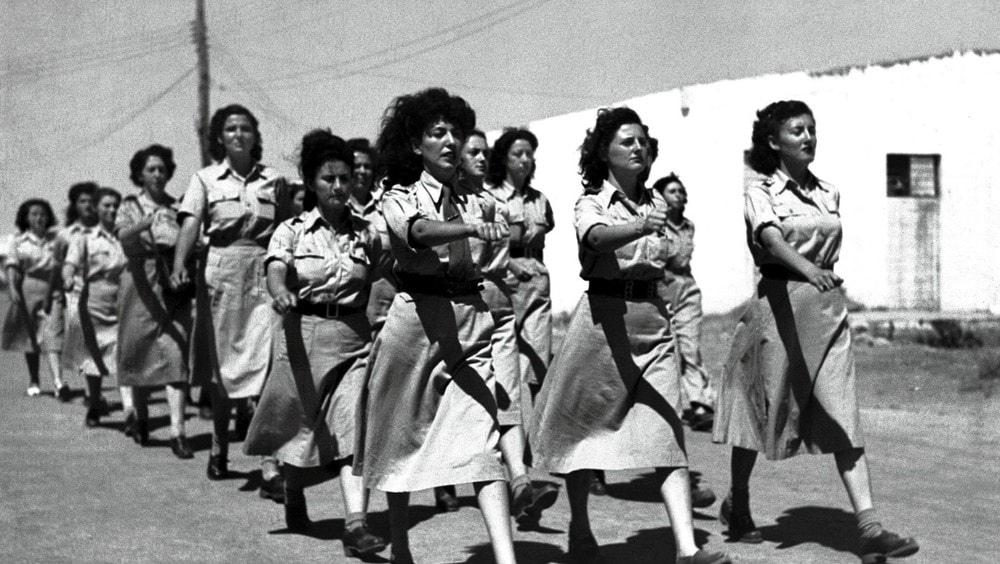 Israelske kvinner - Ben-Gurion opprettet det israelske forsvaret (IDF) i 1948. Her trener jødiske kvinner til å bli med i forsvaret. Alle israelere er vernepliktige i tre år. - Foto: HO / REUTERS