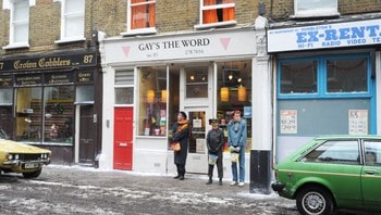 Butikkfasaden til Gay's The World i filmen Pride - Utsiden av 'Gay's The Word' slik den ser ut i filmen. På utsiden står Dominic West som Jonathan, Faye Marsay som Steph og George Mackay som Joe og samler inn penger til gruvearbeiderne.Arthaus