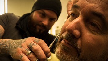 Stylist Tom Ur Kjørsvik hjelper NRKs Einar Espeland med å trimme skjegget. - CSmjFHwCVvCpezC5BOXiGgsa25nBjF9APcbLCQzVdBQw