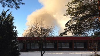 Brann i St. Elisabethhjemmet - Fra baksiden av St. Elisabethhjemmet ser man røyken på himmelen. - Foto: Linn Eriksen Løken / Tipser