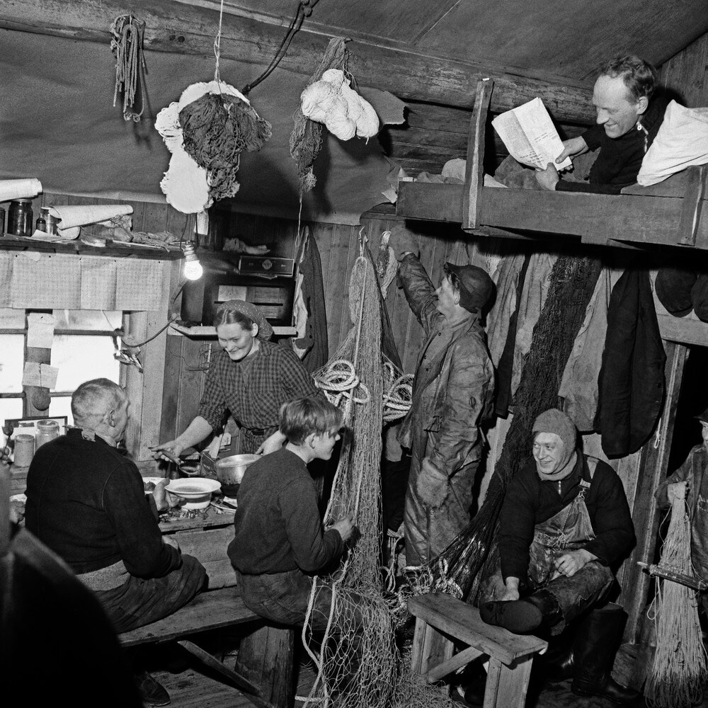 Lofoten 1946, i rorbua - En kvinnelig kokk står for husholdningen i denne rorbua hvor det bor mellom 10 og 12 fiskere. Lennart Nilsson tok dette bildet i 1946. - Foto: Lennart Nilsson / SCANPIX / LENNART NILSSON