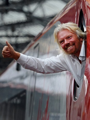  Richard Branson p & # xE5; train p & # xE5; Liverpool Lime Street 