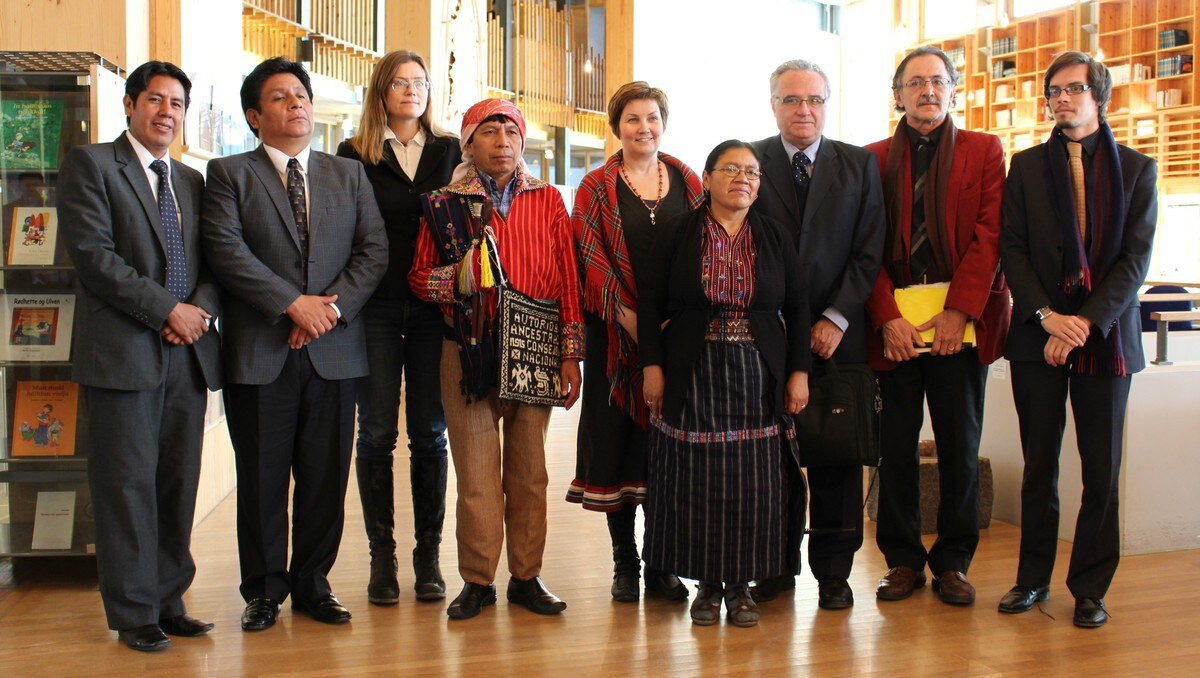 Delegación de Guatemala - Presidente Misma Cosa Aili Keskitalo (centro) con invitados de Guatemala.  - Foto: Carl-Göran Larsson / NRK