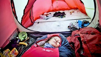 Sover i telt på tur