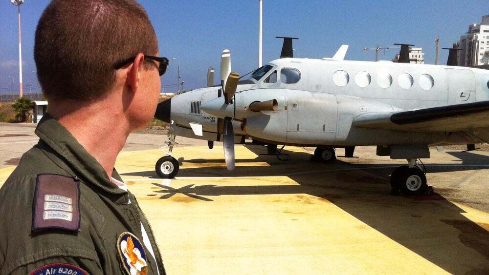 IAF - Omri kan kun vise siden av ansiktet sitt, og kan bare gi fornavnet til NRK. Her står han på Sde Dov-flyplassen som ligger blant boligområder midt i Tel Aviv. - Foto: Håvard G. Hagen / NRK