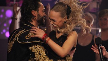 Agnete Johnsen og Egor Filipenko utropes til vinner av Skal vi danse - Her har Agnete Johnsen og Egor Filipenko nettopp blitt utropt til vinner av Skal vi danse. - Foto: Tor-Emil Schanche / NRK