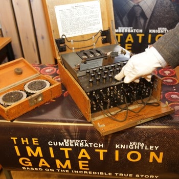 Enigma-maskin på hjemmefrontmuseet - 'The Imitation Game' handler om Alan Turings forsøk på å knekke tyskernes Enigma-kode. Her er en ekte Enigma-maskin som ble funnet i Norge etter andre verdenskrig. - Foto: Cathrine Elnan/NRK / 
