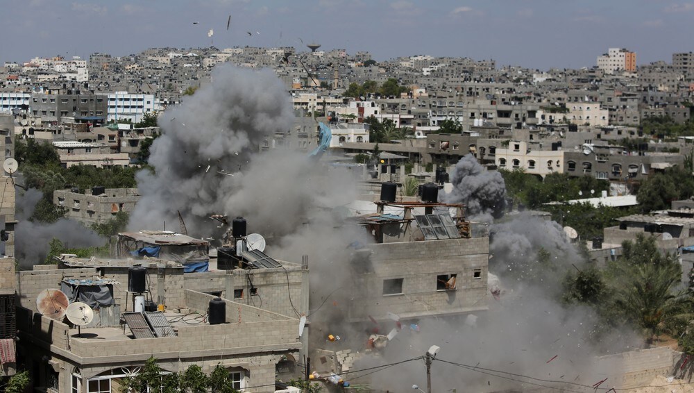 Oversikt over Jabalya-flyktningleiren nord på Gazastripen - Mange av flyktningleirene som ble opprettet etter krigen i 1948, har forblitt permanente bosteder på Gazastripen. Her oversiktsbilde av Jabalya-flyktningleiren som ligger nord på Gazastripen og hvor røyken stiger fra et hus truffet av en israelsk rakett. - Foto: Hatem Moussa / Ap