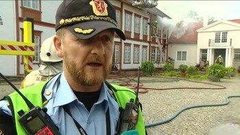 Innsatsleder hos politiet orienterer om brannen.