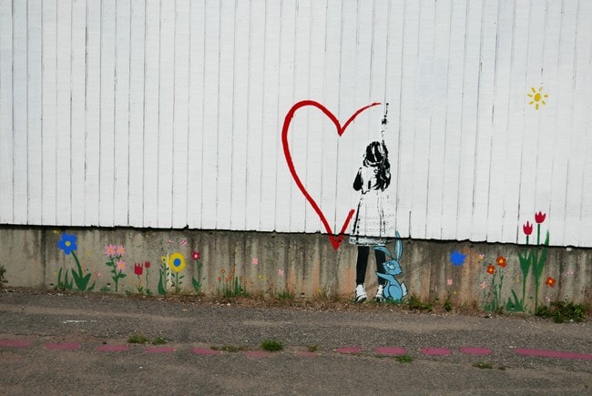 Motivet av Nora, som er hovedpersonen i boken, er malt på veggen til Maridalsveien barnehage. Også hennes fantasivenn, den lille blå kaninen, er avbildet. 