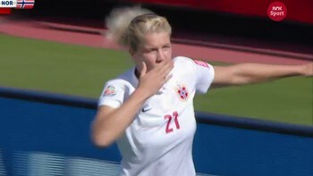  Ada Hegerberg score Norges f & # XF8; st & # xE5; l against Ivory Coast. 